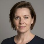 Портрет уверенного российского бизнесмена в студии на нейтральном фоне для справочника производителей смесей